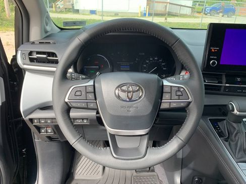 New 2026 Toyota Sienna XLE FWD image 28