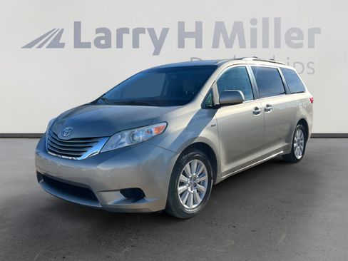 Used 2017 Toyota Sienna LE image 1