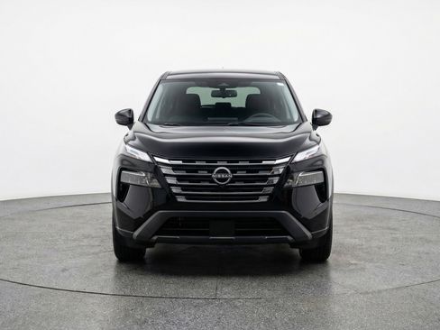 Used 2025 Nissan Rogue SV image 2