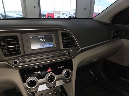 Used 2019 Hyundai Elantra SE FWD image 31