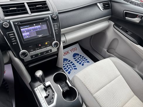 Used 2014 Toyota Camry L image 24