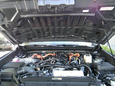 Used 2025 Toyota Tacoma TRD Off-Road AWD/4WD image 9