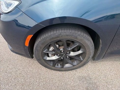 Used 2023 Chrysler Pacifica Touring-L w/ S Appearance Package AWD/4WD image 3