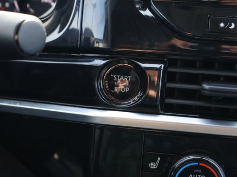 Used 2025 Nissan Pathfinder SL image 29