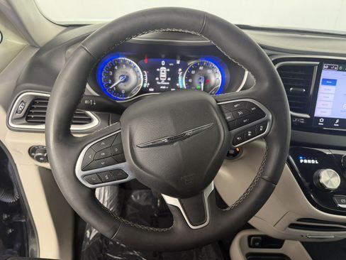 Used 2023 Chrysler Pacifica Touring-L FWD image 21