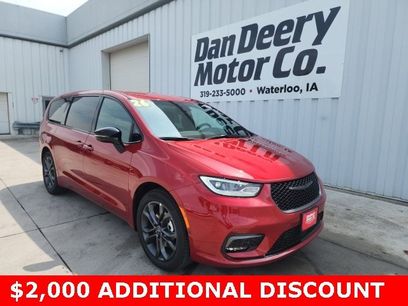 New 2026 Chrysler Pacifica Select