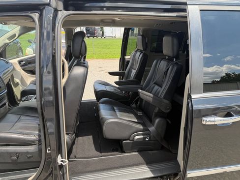 Used 2014 Chrysler Town & Country Touring-L w/ Driver Convenience Group FWD image 22