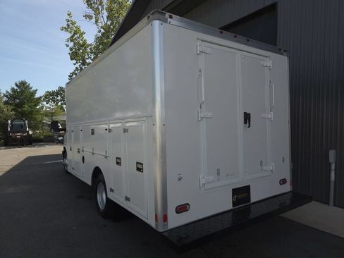 Used 2018 Chevrolet Express 3500 w/ Driver Convenience Package RWD image 3