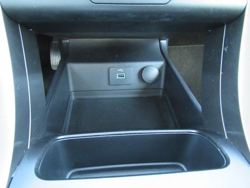 Used 2018 Ford Fusion SE FWD image 25
