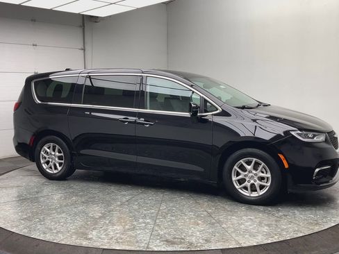 Used 2024 Chrysler Pacifica Touring-L image 40