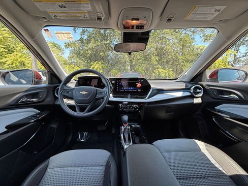 Used 2025 Chevrolet Trax LT FWD image 32