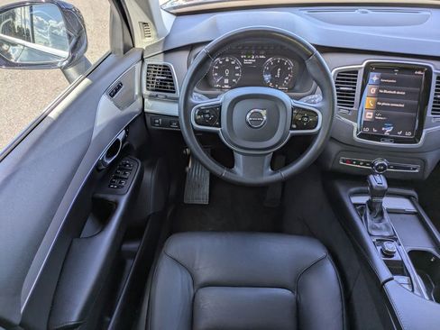 Used 2022 Volvo XC90 T5 Momentum w/ Protection Package Premier image 19