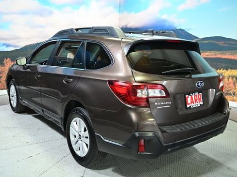 Used 2019 Subaru Outback 2.5i Premium image 11