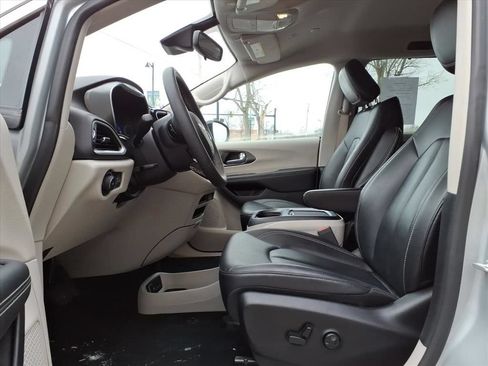 Used 2024 Chrysler Pacifica Touring-L FWD image 14
