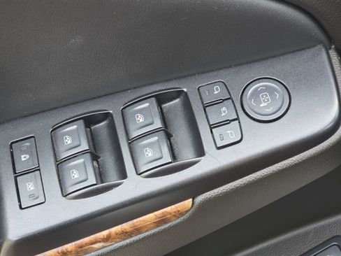 Used 2017 Chevrolet Suburban Premier image 23