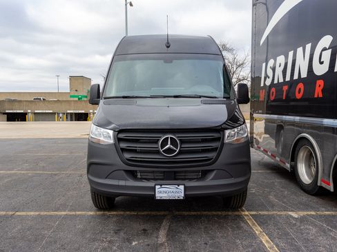 Used 2024 Mercedes-Benz Sprinter 2500 image 3