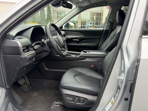 Used 2025 Toyota Grand Highlander AWD image 16