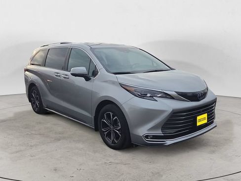 Used 2025 Toyota Sienna Platinum AWD/4WD image 3