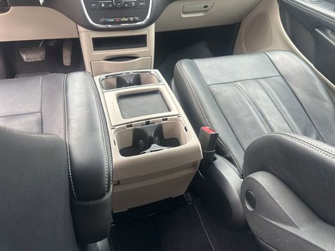 Used 2015 Chrysler Town & Country Touring w/ Driver Convenience Group image 26