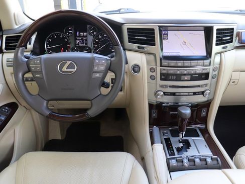 Used 2014 Lexus LX 570 4WD image 38