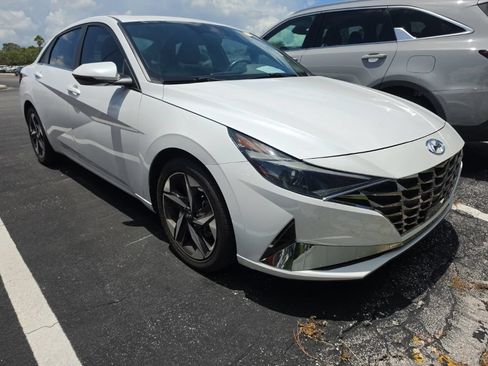Used 2022 Hyundai Elantra SEL w/ Convenience + Premium Package FWD image 2