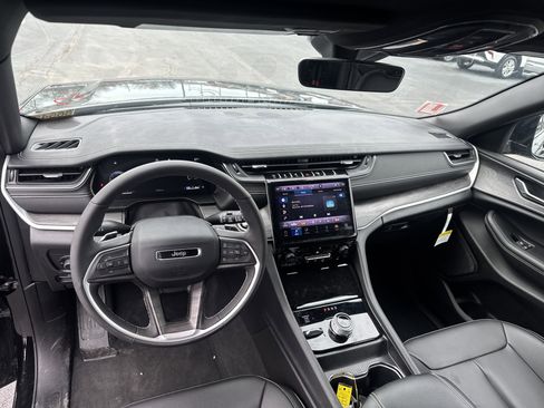 Used 2025 Jeep Grand Cherokee L Limited image 15