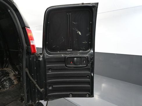 Used 2018 GMC Savana 2500 image 31