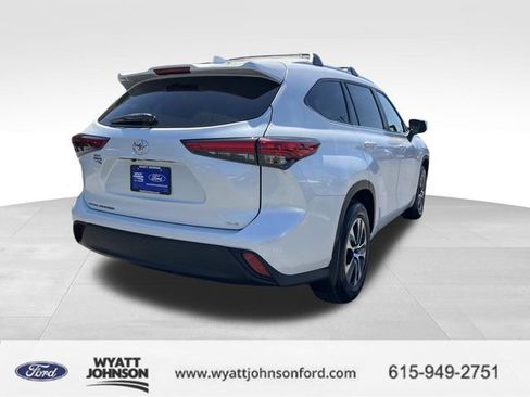 Used 2023 Toyota Highlander XLE image 3