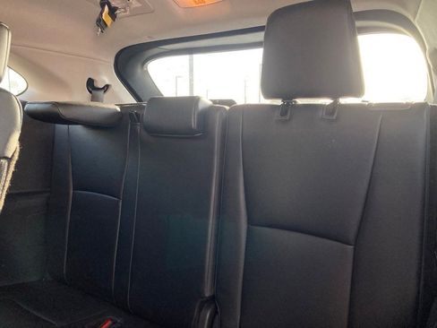 Used 2024 Toyota Highlander XLE FWD image 11