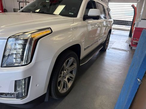 Used 2018 Cadillac Escalade ESV Luxury AWD/4WD image 3