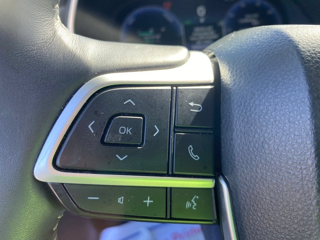 Used 2025 Toyota Highlander Platinum AWD/4WD image 29