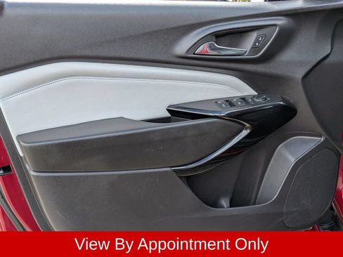 Used 2025 Chevrolet Trax LT w/ LT Convenience Package FWD image 11