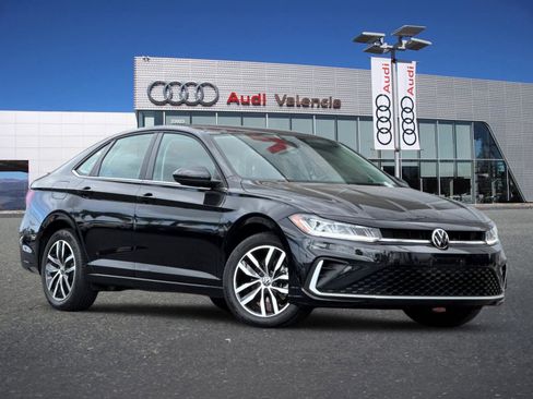 Used 2025 Volkswagen Jetta SE FWD image 2
