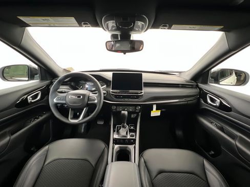 New 2026 Jeep Compass Latitude image 9