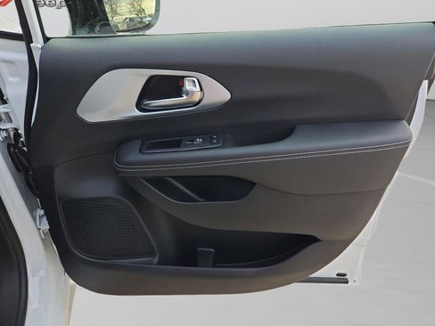 New 2026 Chrysler Pacifica Limited image 30