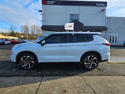 Used 2023 Mitsubishi Outlander SE image 8