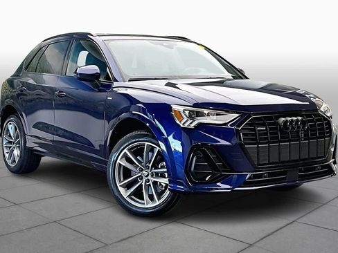 Used 2023 Audi Q3 2.0T Premium w/ Black Optic Sport Package image 3