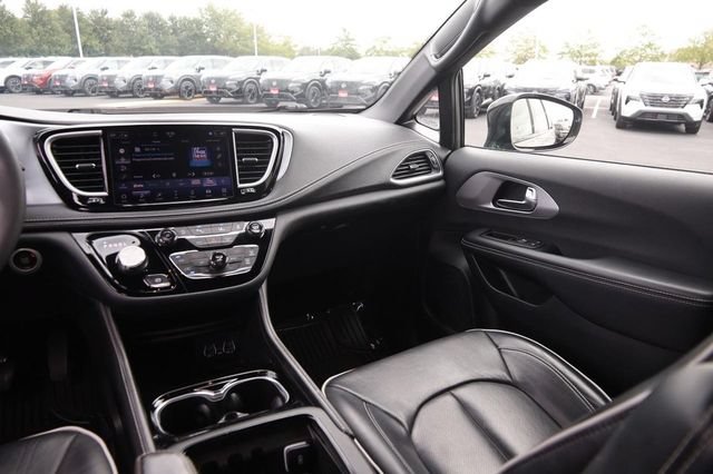 Used 2025 Chrysler Pacifica Limited FWD image 29