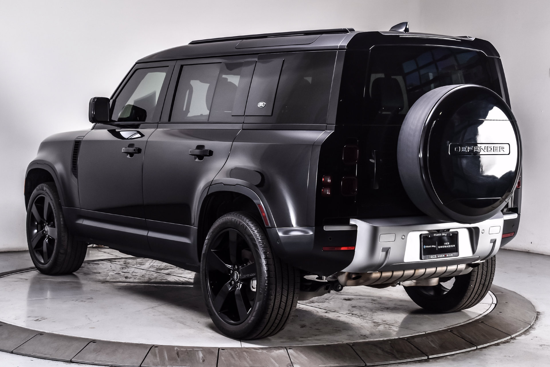 Used 2024 Land Rover Defender 110 S AWD/4WD image 4