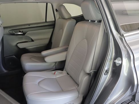 Used 2023 Toyota Highlander XLE AWD/4WD image 9