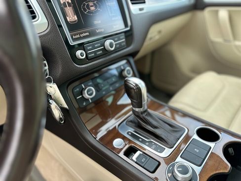 Used 2015 Volkswagen Touareg Sport image 36