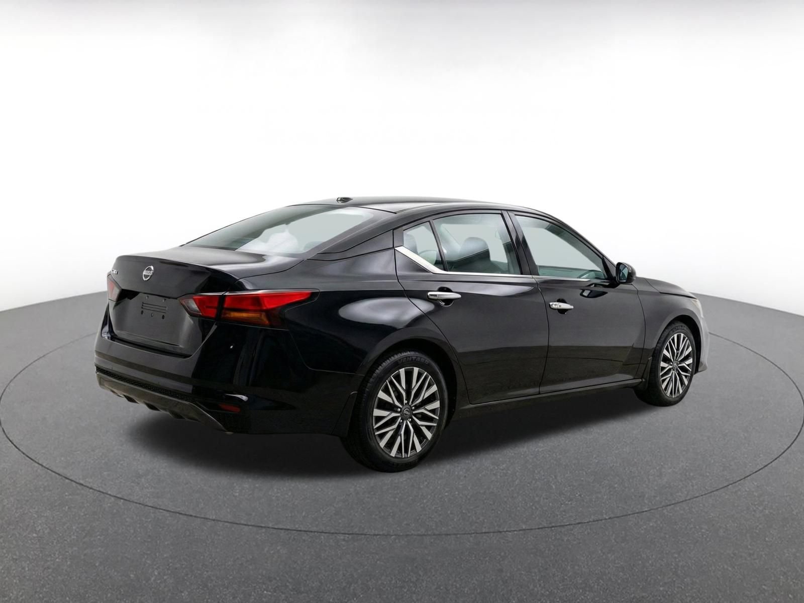 Used 2025 Nissan Altima 2.5 SV FWD image 10
