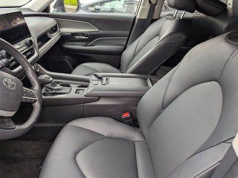 Certified 2025 Toyota Grand Highlander XLE image 8