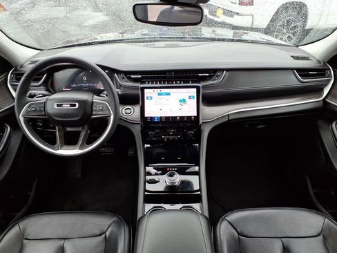 Certified 2023 Jeep Grand Cherokee Limited w/ Black Appearance Package image 17