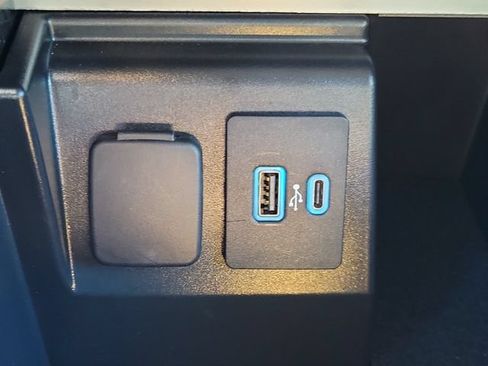 Used 2021 Ford Explorer XLT w/ Equipment Group 202A AWD/4WD image 19