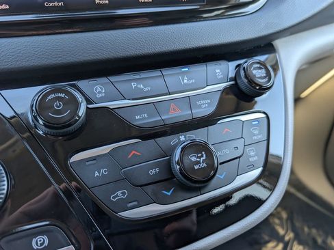 Used 2024 Chrysler Pacifica Touring-L image 27