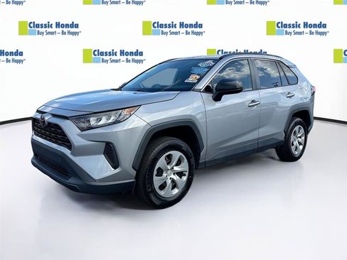 Used 2021 Toyota RAV4 LE image 3