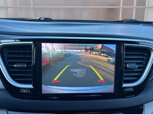 Used 2024 Chrysler Pacifica Touring-L image 27