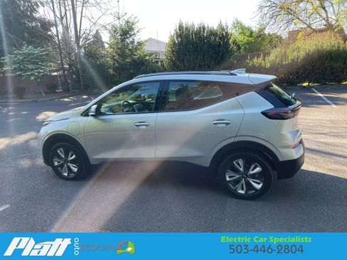 Used 2023 Chevrolet Bolt EUV LT w/ Convenience Package FWD image 4