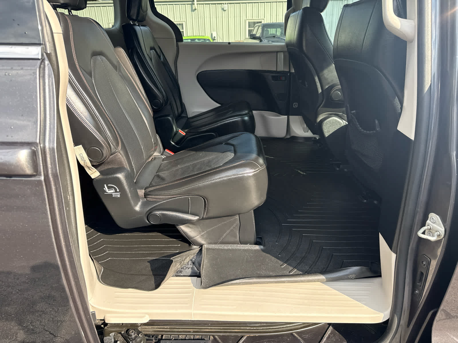 Used 2020 Chrysler Pacifica Touring-L FWD image 14